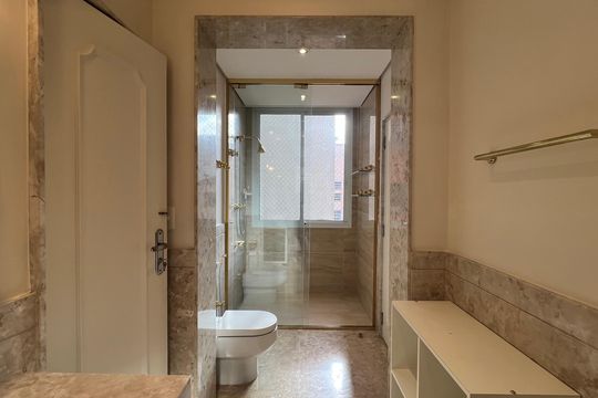 Apartamento à venda com 4 quartos, sendo 3 suítes. Ideal para quem busca conforto e praticidades. — Banheiro da Suíte 1 e 2