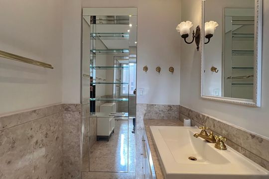 Apartamento à venda com 4 quartos, sendo 3 suítes. Ideal para quem busca conforto e praticidades. — Banheiro da Suíte 1 e 2