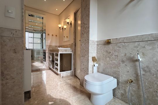 Apartamento à venda com 4 quartos, sendo 3 suítes. Ideal para quem busca conforto e praticidades. — Banheiro da Suíte 1 e 2