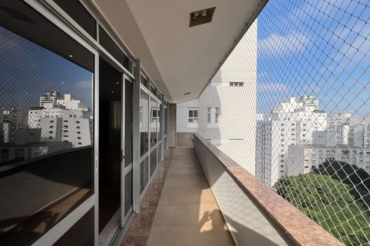 Apartamento à venda com 4 quartos, sendo 3 suítes. Ideal para quem busca conforto e praticidades. — Varanda