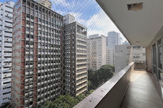 Apartamento à venda com 4 quartos, sendo 3 suítes. Ideal para quem busca conforto e praticidades. — Varanda