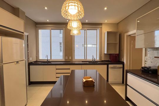 Apartamento à venda com 4 quartos, sendo 3 suítes. Ideal para quem busca conforto e praticidades. — Cozinha