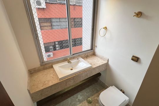 Apartamento à venda com 4 quartos, sendo 3 suítes. Ideal para quem busca conforto e praticidades. — Lavabo