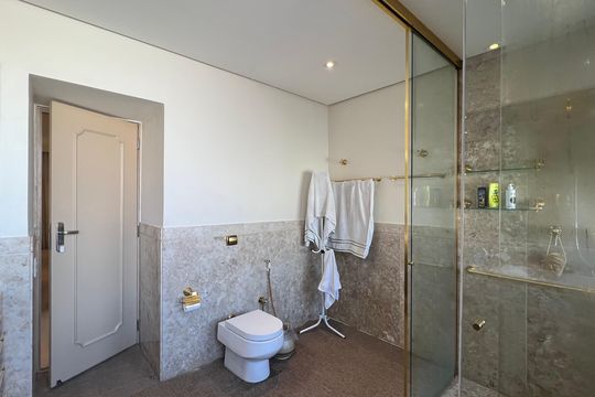 Apartamento à venda com 4 quartos, sendo 3 suítes. Ideal para quem busca conforto e praticidades. — Banheiro da Suíte 3