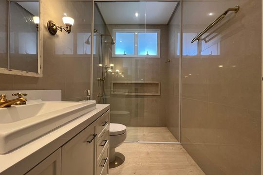 Apartamento à venda com 4 quartos, sendo 3 suítes. Ideal para quem busca conforto e praticidades. — Banheiro