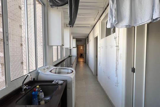 Apartamento à venda com 4 quartos, sendo 3 suítes. Ideal para quem busca conforto e praticidades. — Área de Serviço