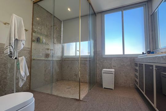 Apartamento à venda com 4 quartos, sendo 3 suítes. Ideal para quem busca conforto e praticidades. — Banheiro da Suíte 3