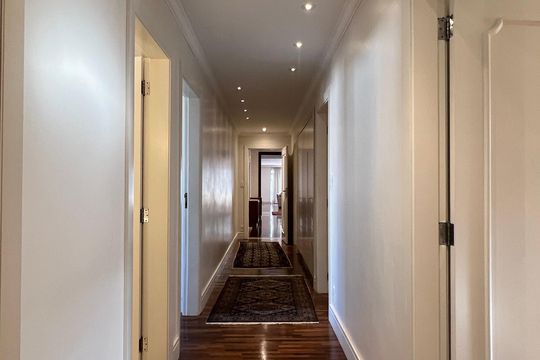 Apartamento à venda com 4 quartos, sendo 3 suítes. Ideal para quem busca conforto e praticidades. — Corredor