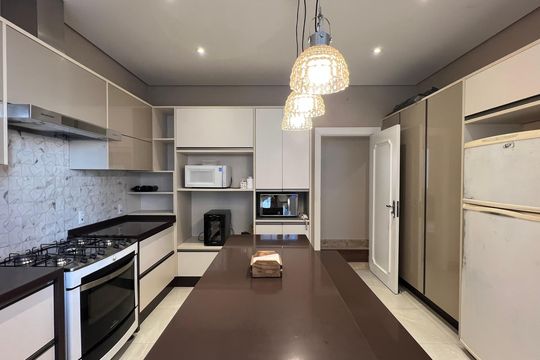 Apartamento à venda com 4 quartos, sendo 3 suítes. Ideal para quem busca conforto e praticidades. — Cozinha