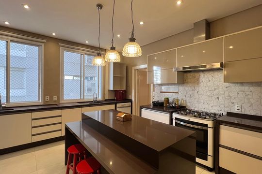 Apartamento à venda com 4 quartos, sendo 3 suítes. Ideal para quem busca conforto e praticidades. — Cozinha