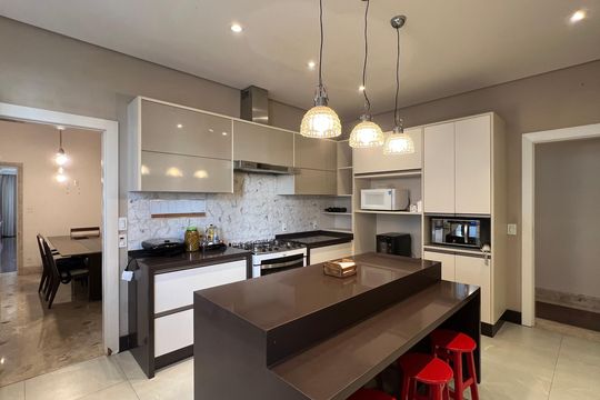 Apartamento à venda com 4 quartos, sendo 3 suítes. Ideal para quem busca conforto e praticidades. — Cozinha