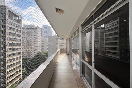 Apartamento à venda com 4 quartos, sendo 3 suítes. Ideal para quem busca conforto e praticidades. — Varanda