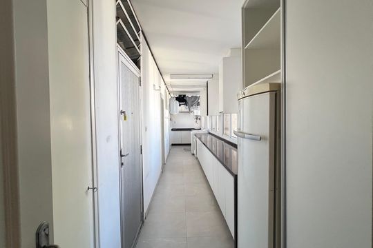 Apartamento à venda com 4 quartos, sendo 3 suítes. Ideal para quem busca conforto e praticidades. — Área de Serviço