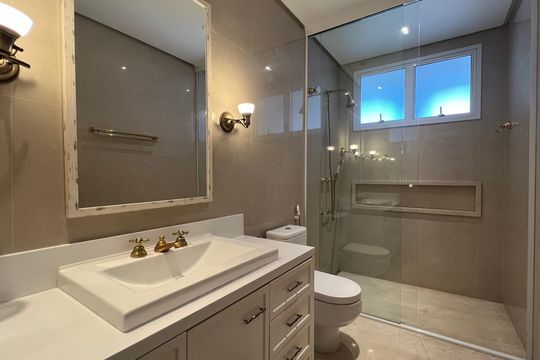 Apartamento à venda com 4 quartos, sendo 3 suítes. Ideal para quem busca conforto e praticidades. — Banheiro