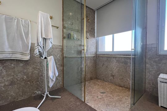 Apartamento à venda com 4 quartos, sendo 3 suítes. Ideal para quem busca conforto e praticidades. — Banheiro da Suíte 3
