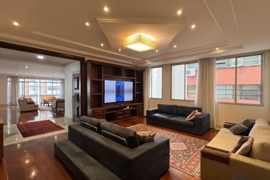 Apartamento à venda com 4 quartos, sendo 3 suítes. Ideal para quem busca conforto e praticidades. — Sala de TV