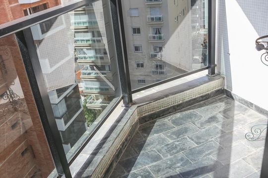 Apartamento à venda em Perdizes com 3 quartos. — Sacada