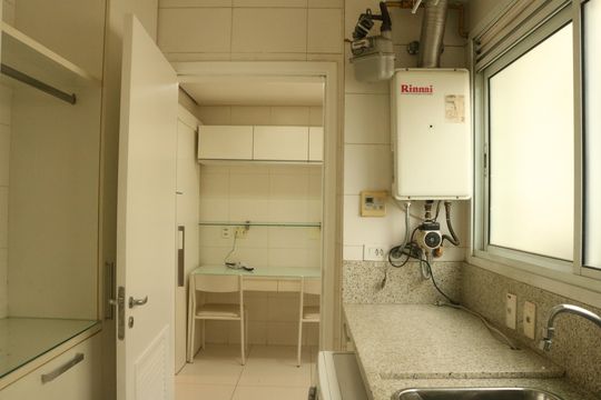 Apartamento à venda, com 137 m², 3 quartos e 3 vagas — Área de Serviço