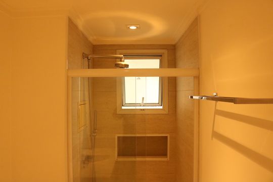 Apartamento à venda, com 137 m², 3 quartos e 3 vagas — Banheiro da Suíte 1