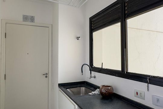 Apartamento mobiliado com 2 quartos, 1 suíte, varanda e academia no condomínio. Ideal para comprar. — Área de Serviço