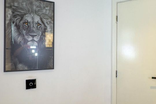 Apartamento mobiliado com 2 quartos, 1 suíte, varanda e academia no condomínio. Ideal para comprar. — Banheiro social
