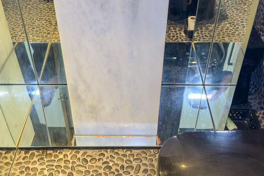 Apartamento mobiliado com 2 quartos, 1 suíte, varanda e academia no condomínio. Ideal para comprar. — Lavabo