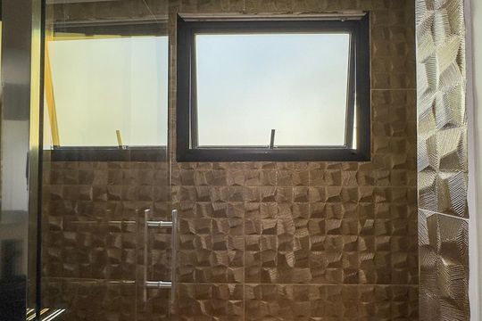 Apartamento mobiliado com 2 quartos, 1 suíte, varanda e academia no condomínio. Ideal para comprar. — Banheiro da Suíte