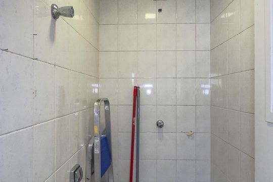 Apartamento mobiliado com 2 quartos, 1 suíte, varanda e academia no condomínio. Ideal para comprar. — Banheiro de serviço