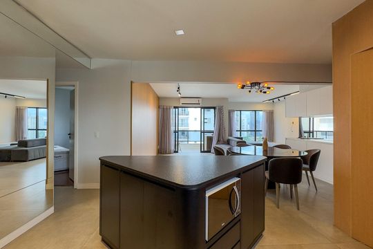 Apartamento mobiliado com 2 quartos, 1 suíte, varanda e academia no condomínio. Ideal para comprar. — Cozinha
