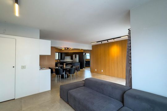 Apartamento mobiliado com 2 quartos, 1 suíte, varanda e academia no condomínio. Ideal para comprar. — Sala