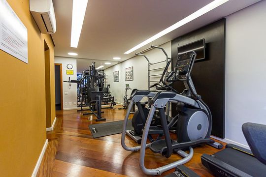 Apartamento mobiliado com 2 quartos, 1 suíte, varanda e academia no condomínio. Ideal para comprar. — Academia