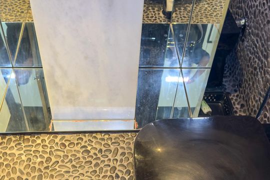 Apartamento mobiliado com 2 quartos, 1 suíte, varanda e academia no condomínio. Ideal para comprar. — Lavabo