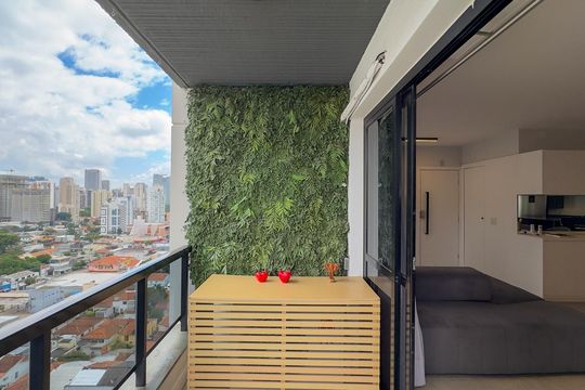 Apartamento mobiliado com 2 quartos, 1 suíte, varanda e academia no condomínio. Ideal para comprar. — Sacada