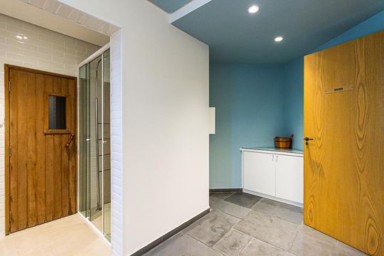 Apartamento mobiliado com 2 quartos, 1 suíte, varanda e academia no condomínio. Ideal para comprar. — Área comum