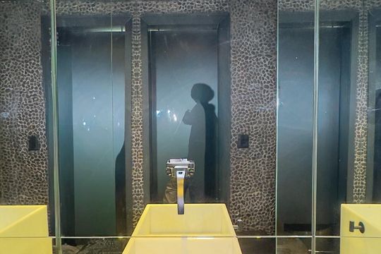 Apartamento mobiliado com 2 quartos, 1 suíte, varanda e academia no condomínio. Ideal para comprar. — Lavabo
