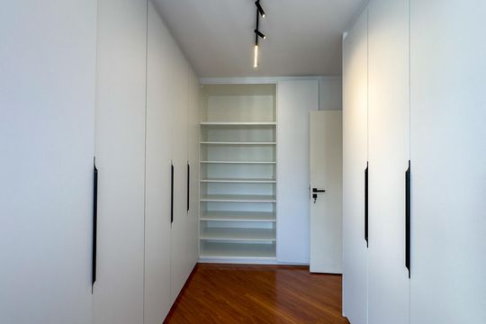 Apartamento mobiliado com 2 quartos, 1 suíte, varanda e academia no condomínio. Ideal para comprar. — Closet da suíte