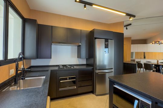 Apartamento mobiliado com 2 quartos, 1 suíte, varanda e academia no condomínio. Ideal para comprar. — Cozinha