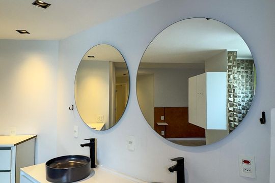 Apartamento mobiliado com 2 quartos, 1 suíte, varanda e academia no condomínio. Ideal para comprar. — Banheiro da Suíte
