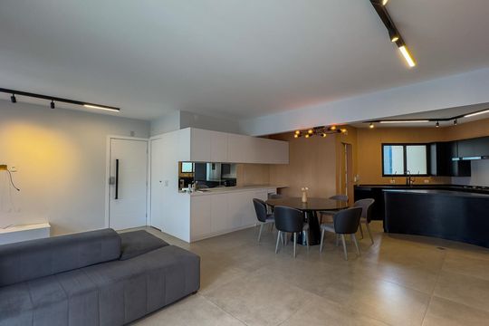Apartamento mobiliado com 2 quartos, 1 suíte, varanda e academia no condomínio. Ideal para comprar. — Sala