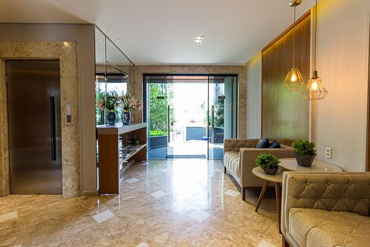 Apartamento mobiliado com 2 quartos, 1 suíte, varanda e academia no condomínio. Ideal para comprar. — Hall de entrada