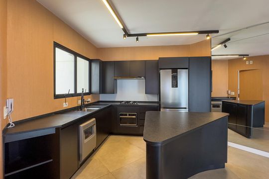 Apartamento mobiliado com 2 quartos, 1 suíte, varanda e academia no condomínio. Ideal para comprar. — Cozinha