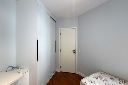 Apartamento mobiliado com 2 quartos, 1 suíte, varanda e academia no condomínio. Ideal para comprar. — Quarto