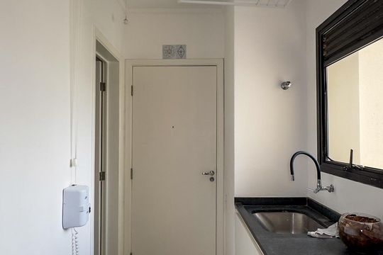 Apartamento mobiliado com 2 quartos, 1 suíte, varanda e academia no condomínio. Ideal para comprar. — Área de Serviço