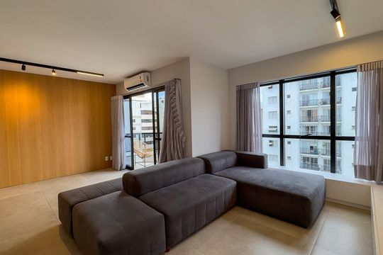 Apartamento mobiliado com 2 quartos, 1 suíte, varanda e academia no condomínio. Ideal para comprar. — foto 1