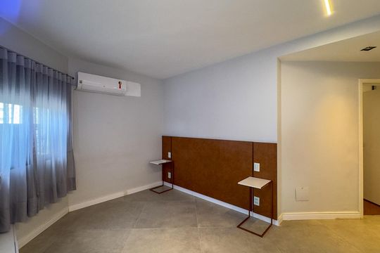 Apartamento mobiliado com 2 quartos, 1 suíte, varanda e academia no condomínio. Ideal para comprar. — Suíte