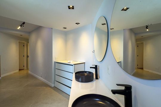 Apartamento mobiliado com 2 quartos, 1 suíte, varanda e academia no condomínio. Ideal para comprar. — Banheiro da Suíte