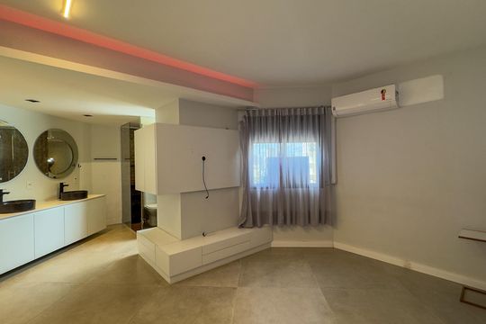 Apartamento mobiliado com 2 quartos, 1 suíte, varanda e academia no condomínio. Ideal para comprar. — Suíte