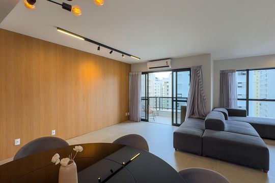 Apartamento mobiliado com 2 quartos, 1 suíte, varanda e academia no condomínio. Ideal para comprar. — Sala