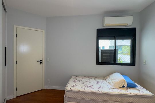Apartamento mobiliado com 2 quartos, 1 suíte, varanda e academia no condomínio. Ideal para comprar. — Quarto