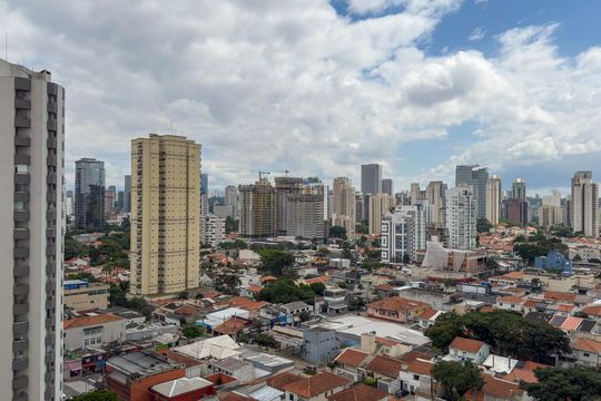 Apartamento mobiliado com 2 quartos, 1 suíte, varanda e academia no condomínio. Ideal para comprar. — Vista